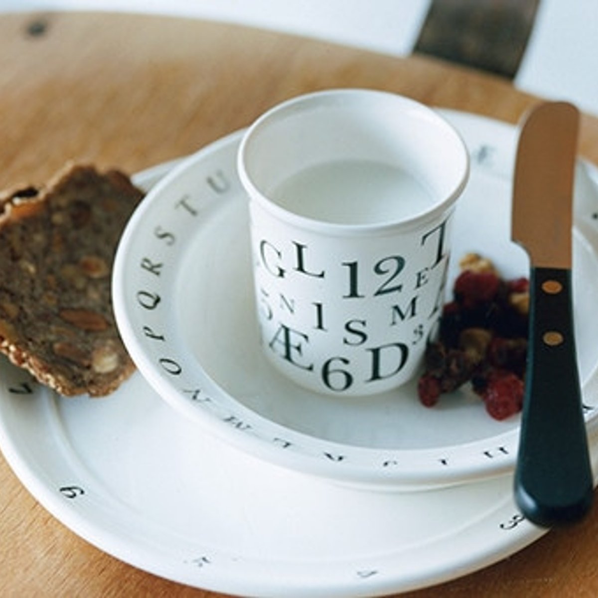 絶妙な色のニュアンスでうつわと食をコーディネート。