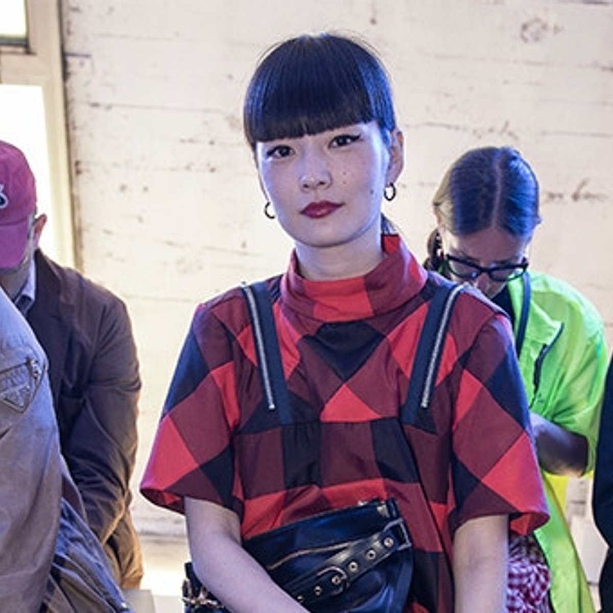 黒×赤を見事に着こなす、モデルの秋元梢。