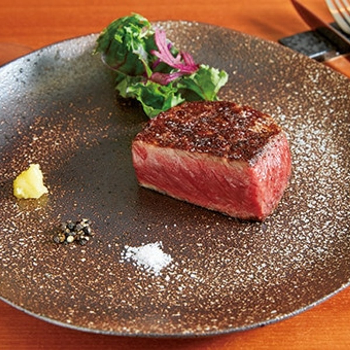 “肉好きの聖地”で、極上の薪焼きステーキを。