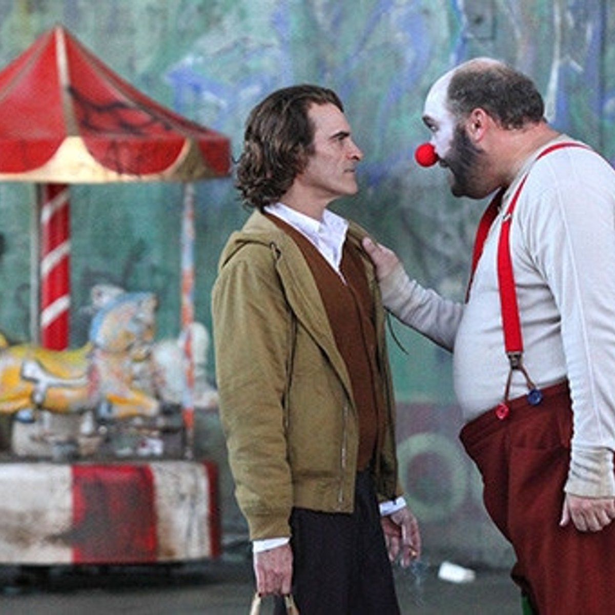 ホアキン・フェニックス、話題作『Joker』でやつれた中年男に！