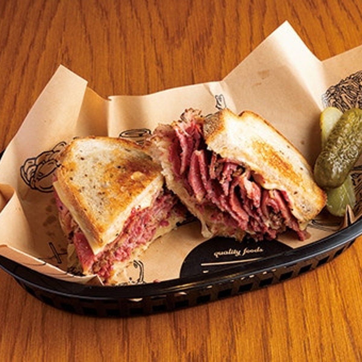 アメリカで人気のパストラミサンドは、ボリュームたっぷり。