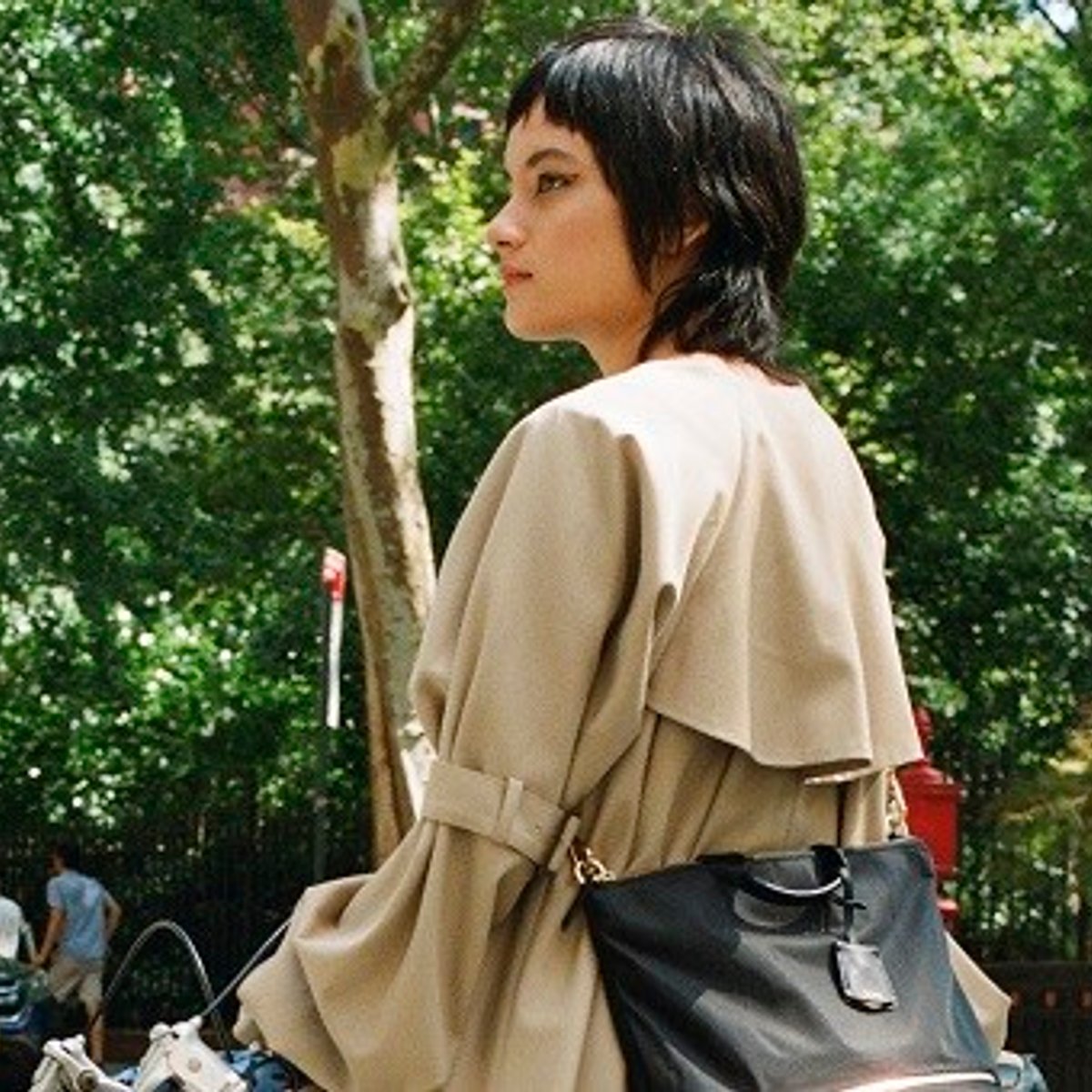 クリエイティブを楽しむ彼女に、柔らかなトゥミのバッグを。