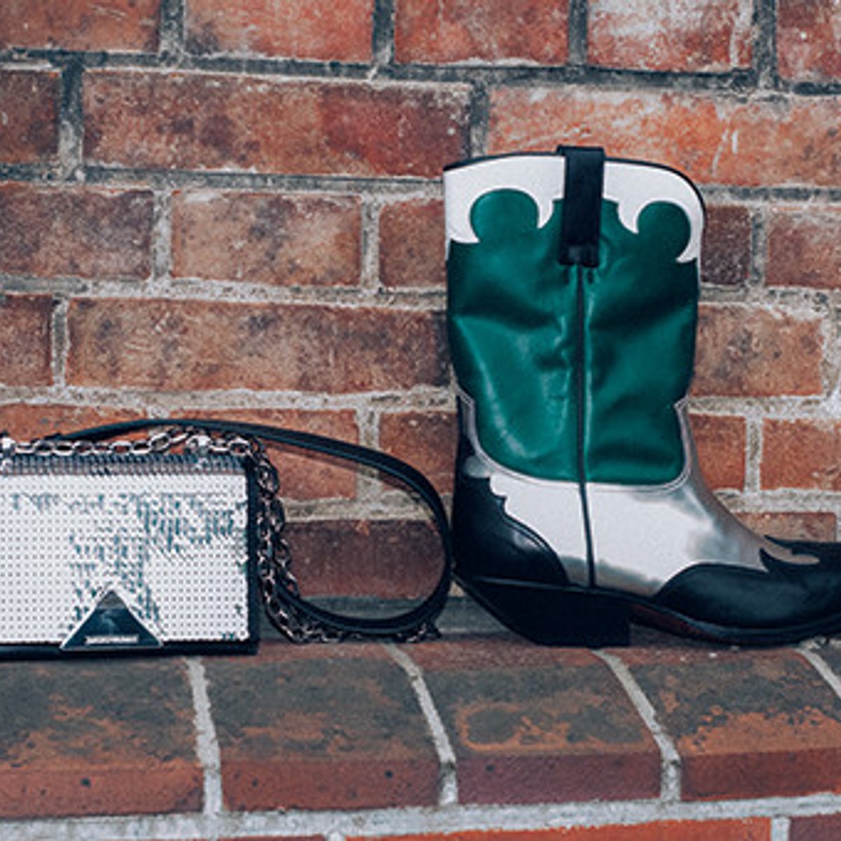 昼も夜も主役になれる、エンポリオ アルマーニの新作小物。