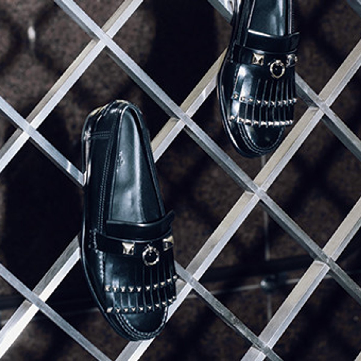 足元は贅沢にエルメスのモカシンシューズで。