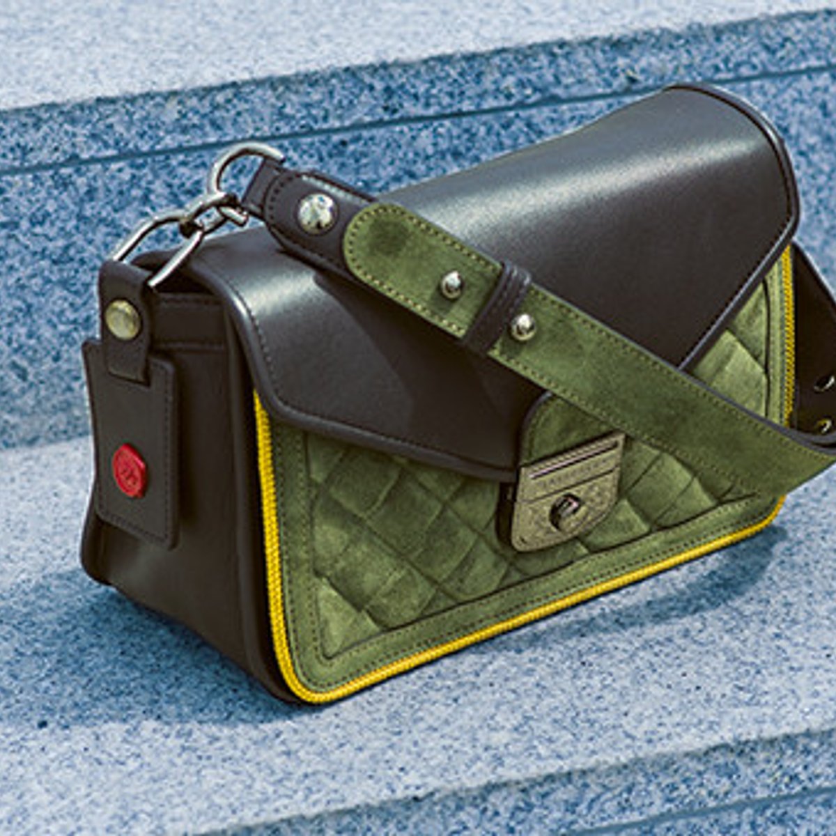 デイリーユースに使える、ロンシャンのクロスボディバッグ。