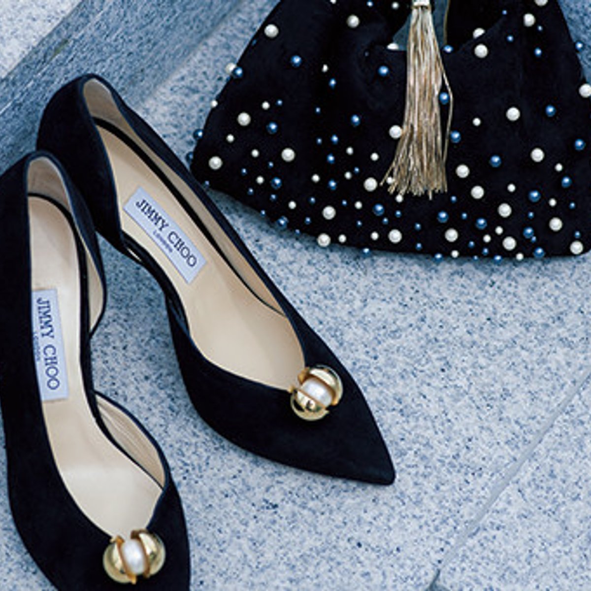 パールで彩られた、ジミー チュウのバッグ＆シューズ。