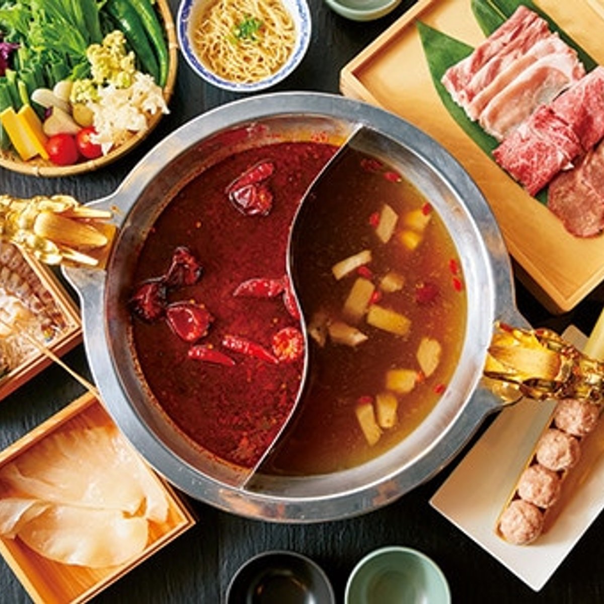 漢方食材を入れた、滋味深いスープに夢中。