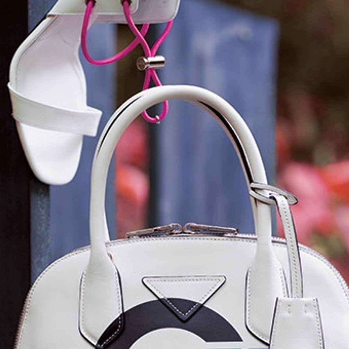 ネオンカラーとスポーティが融合したプラダの小物。