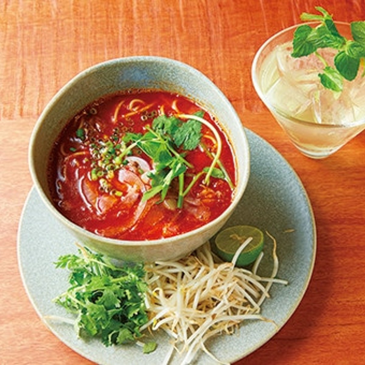 独自のアレンジで楽しむ、ベトナムの辛い麺。