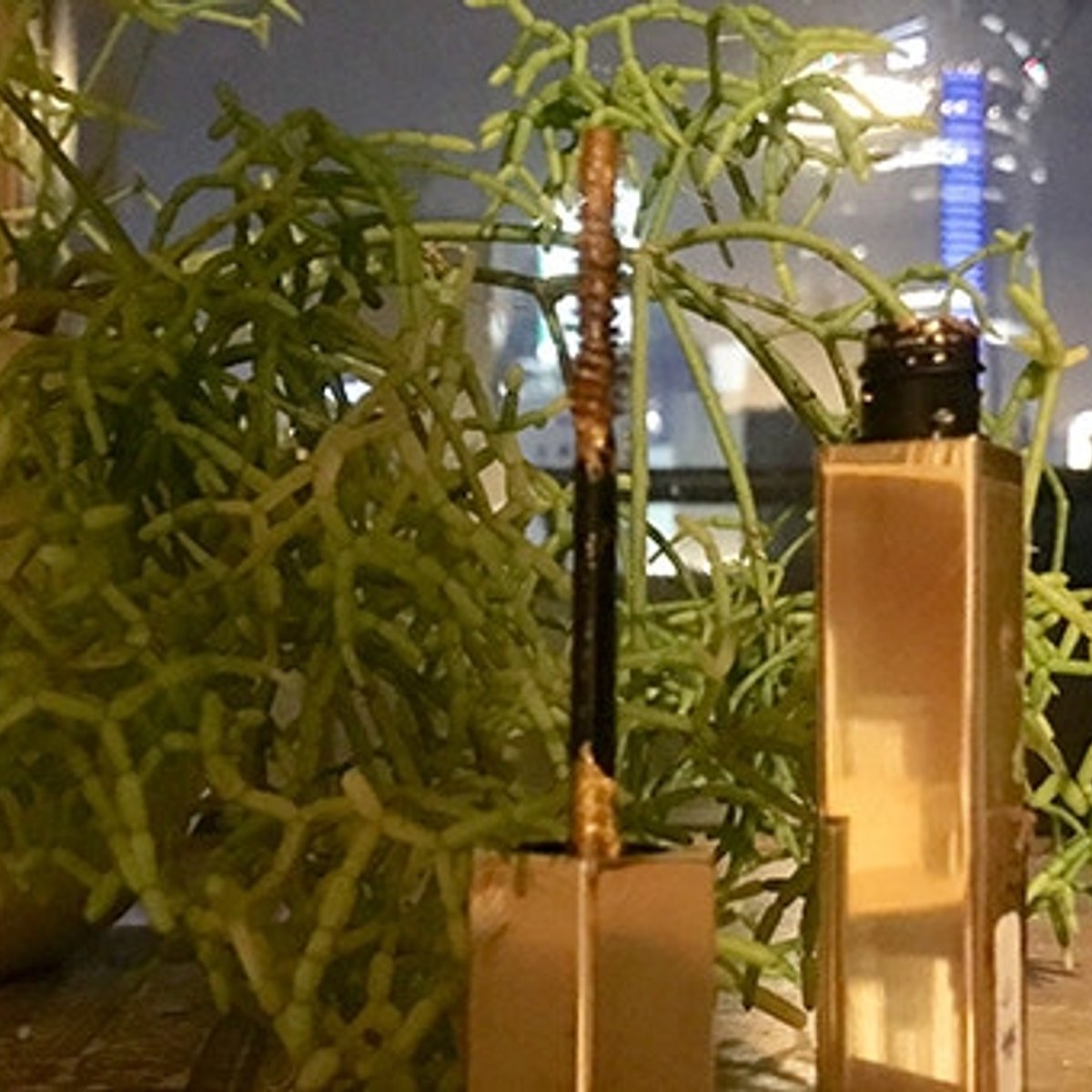 まばたきするたびキラキラ、ゴールドマスカラの楽しみ方。