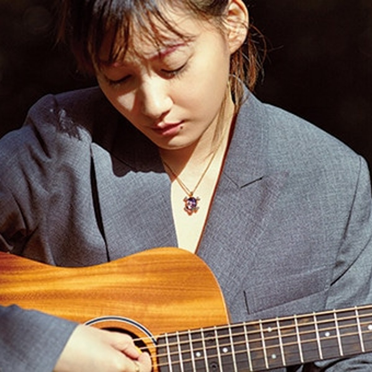 ディオールのスカルジュエリーをミュージシャン佐藤千亜妃が纏う。