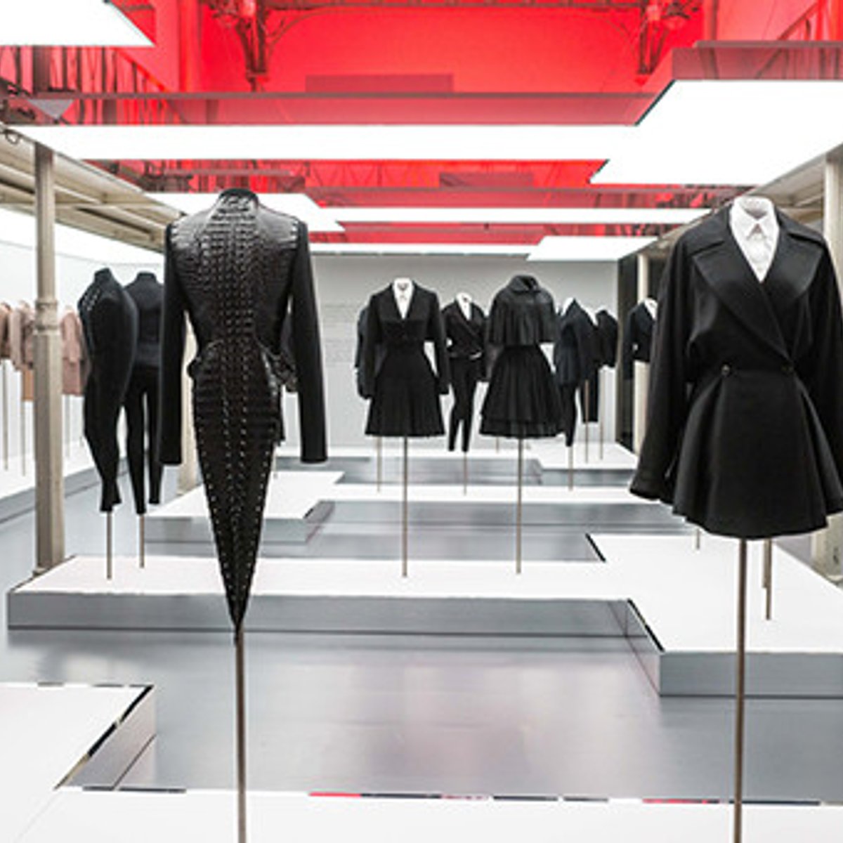 アライアとエイドリアン、ふたりの巨匠によるスーツが対峙。