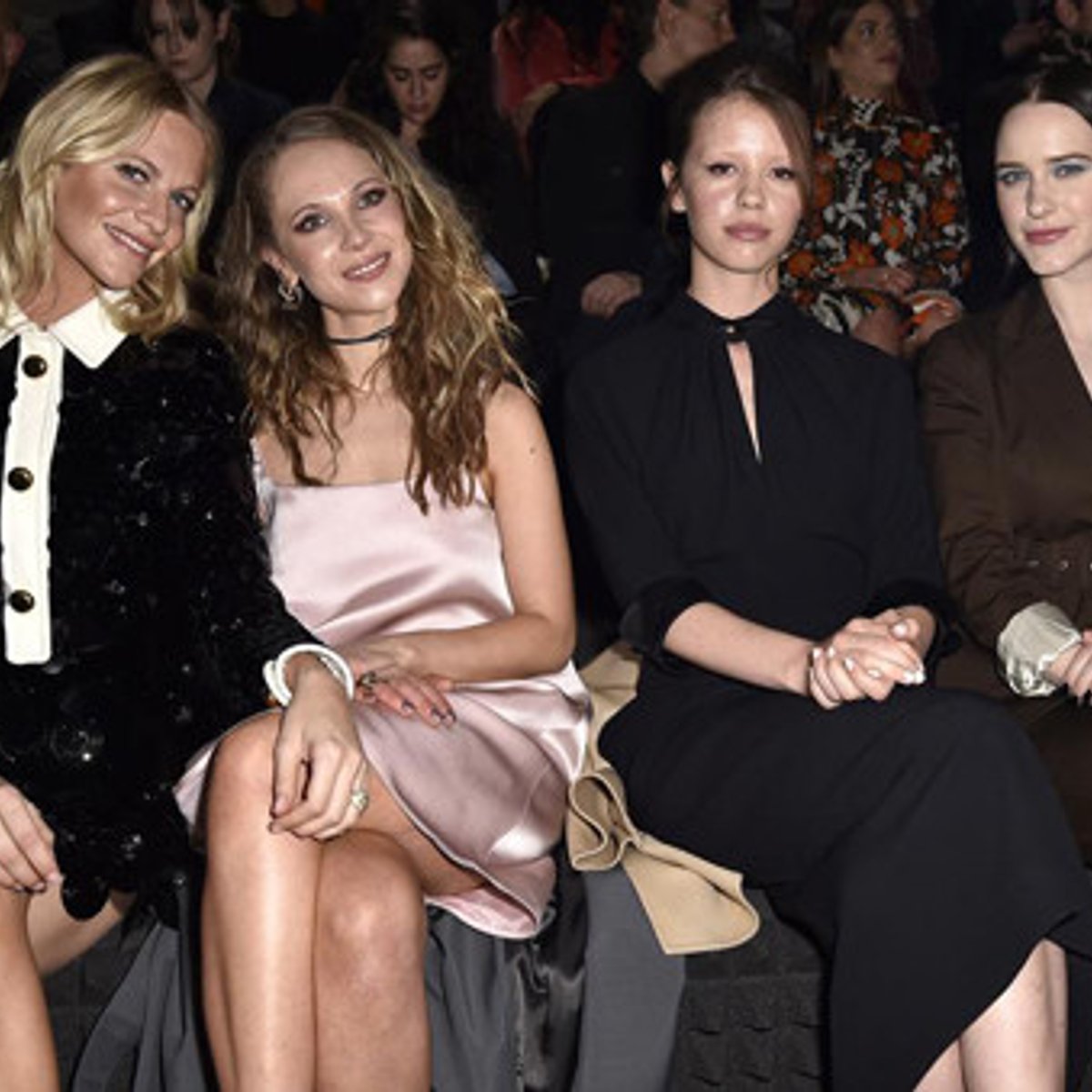 ミラノでキャッチ、遊び心あふれるセレブのファッション。