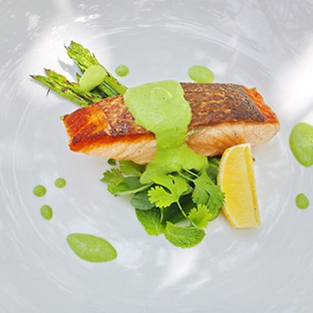 【世界のホテルレシピ】ハーブが香るサーモンとサラダ。