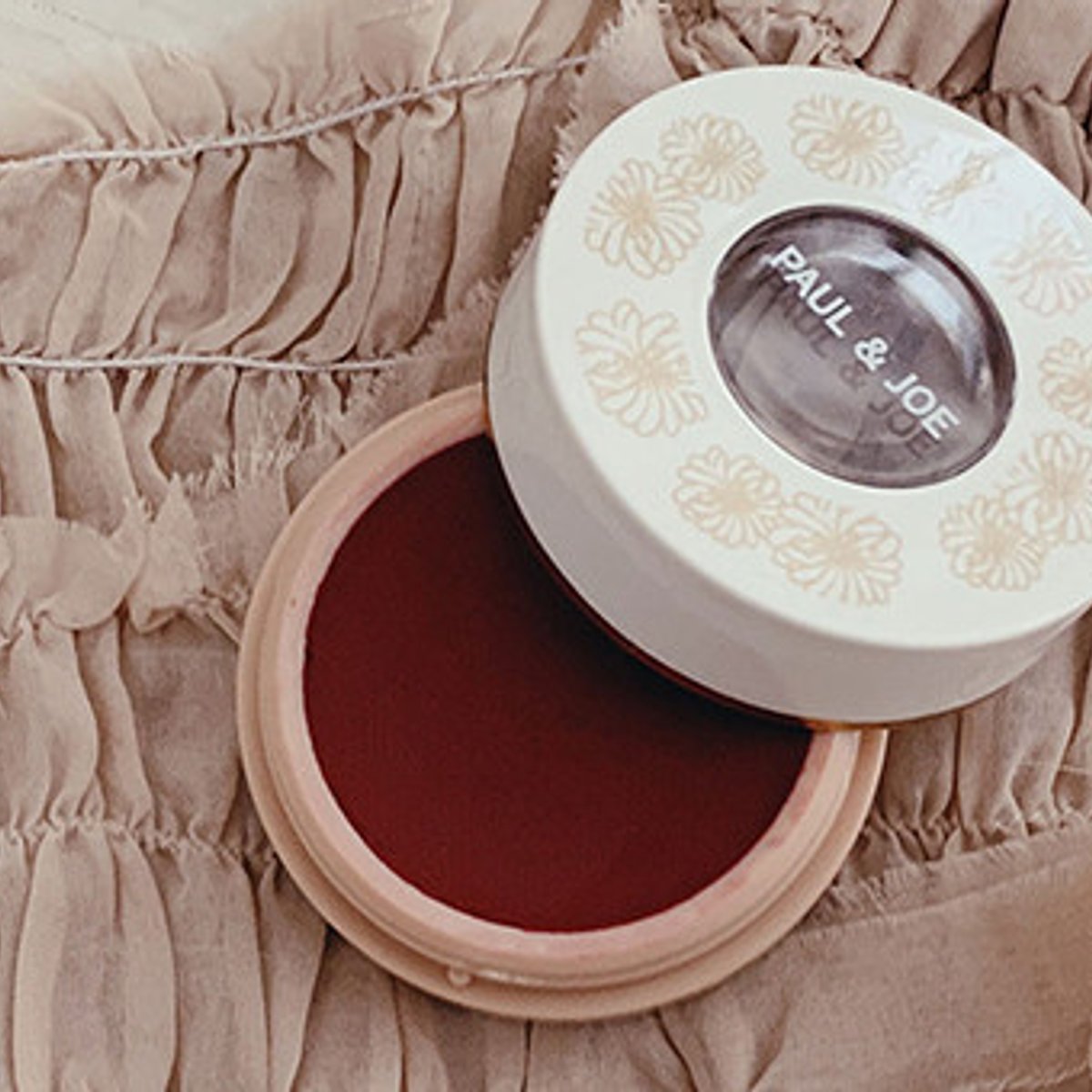 ヌーディなスタイリングに合わせたい、プラムのチーク。