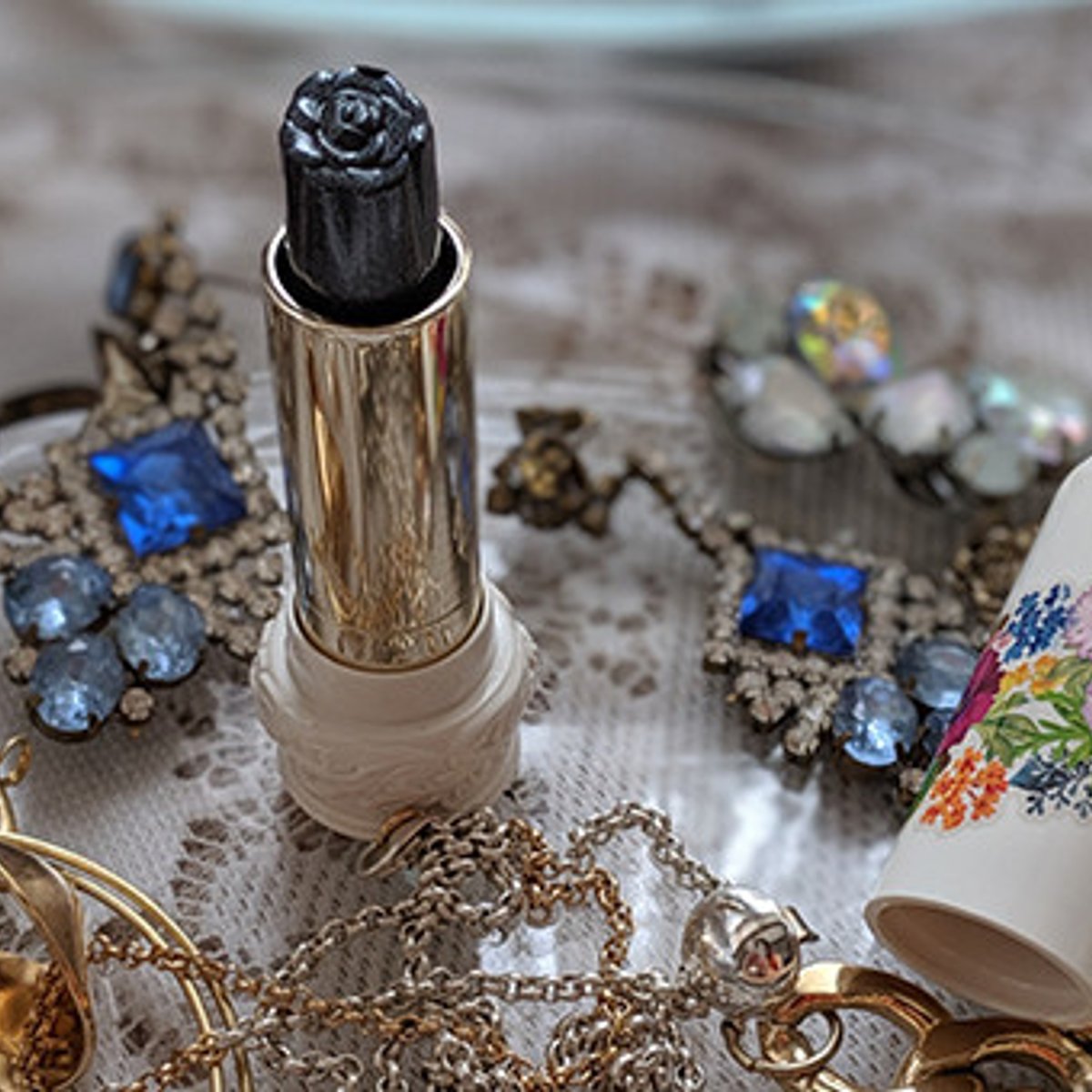 唇まわりの表現を広げる、キラキラの黒リップ。