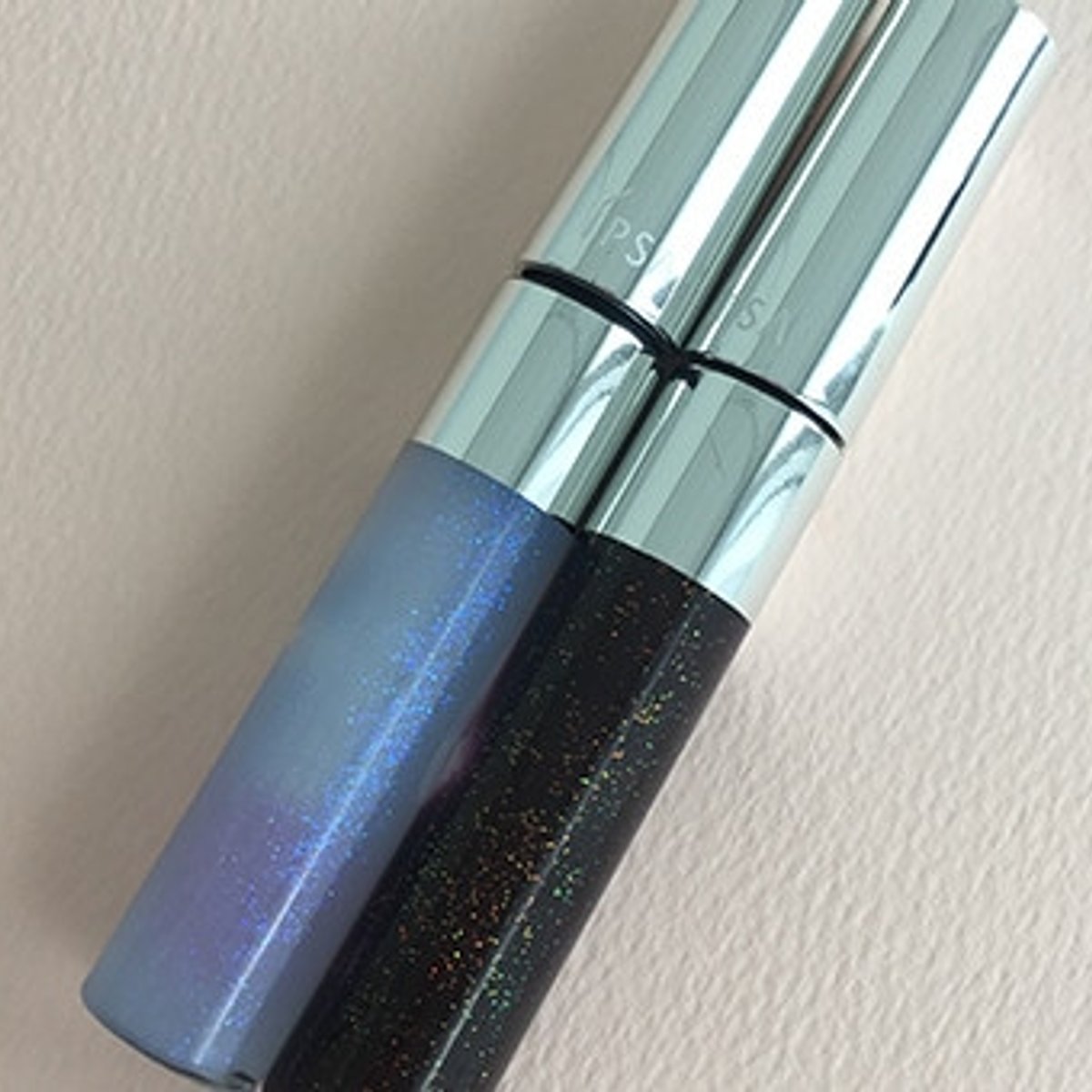 フレーバーも煌めきも楽しい、イプサのグロス。