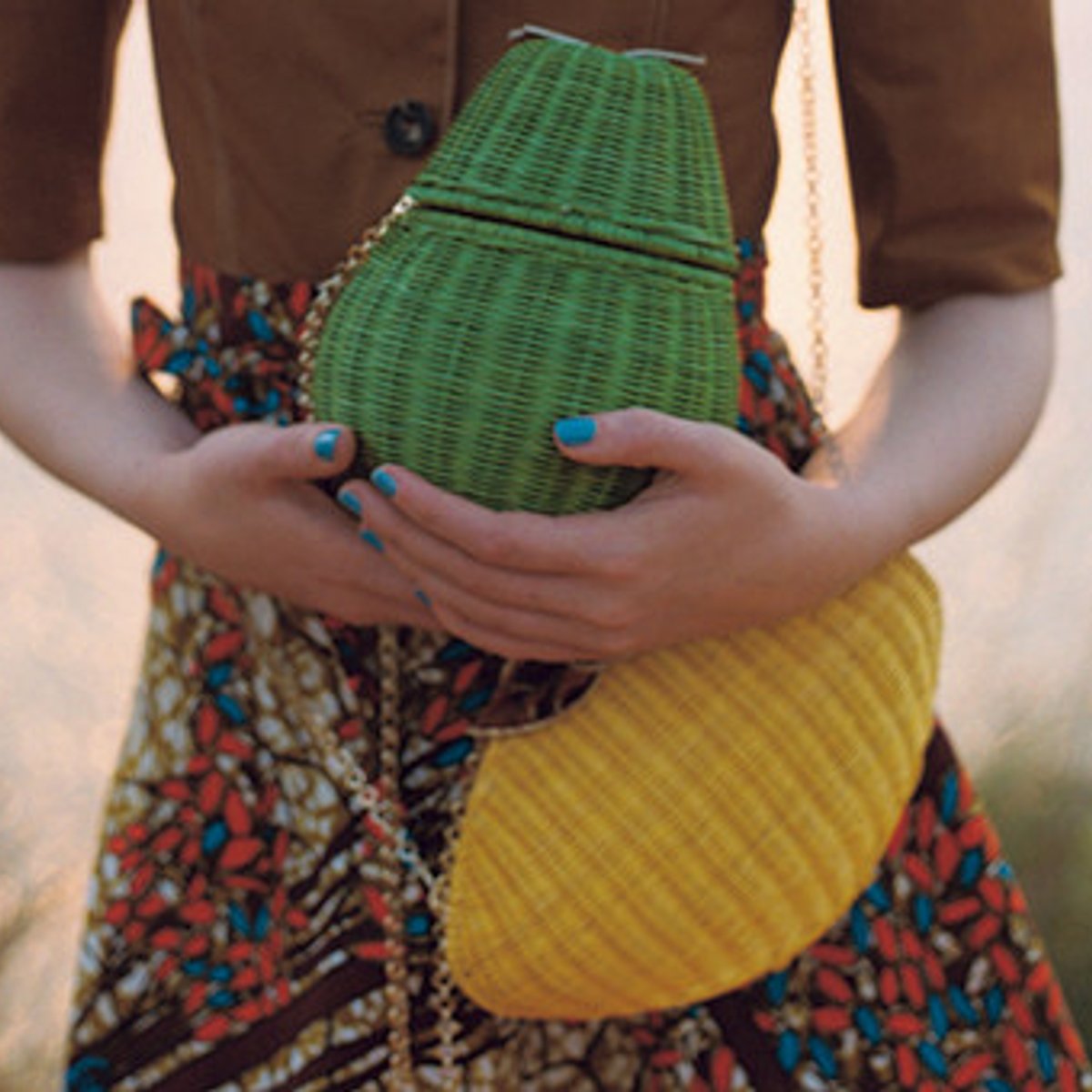 主役級の小物、それは小粋なデザインのカゴバッグ。