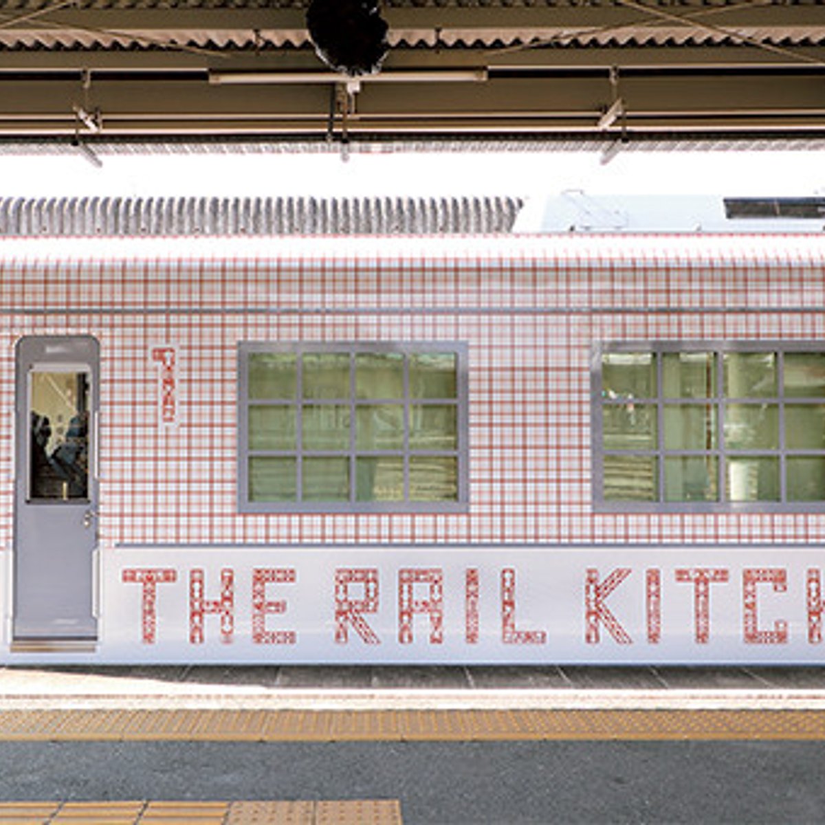 ピザ窯を載せたおしゃれ列車で、福岡グルメ旅へ。