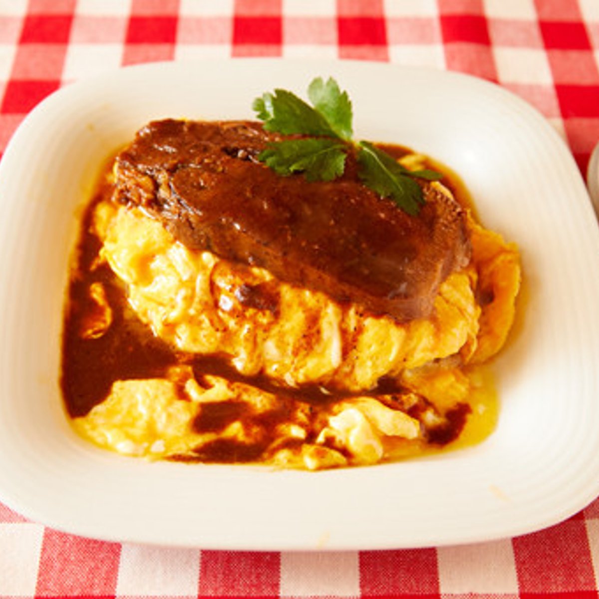 肉好きも卵好きも大満足なオムライスは、発明級に美味。