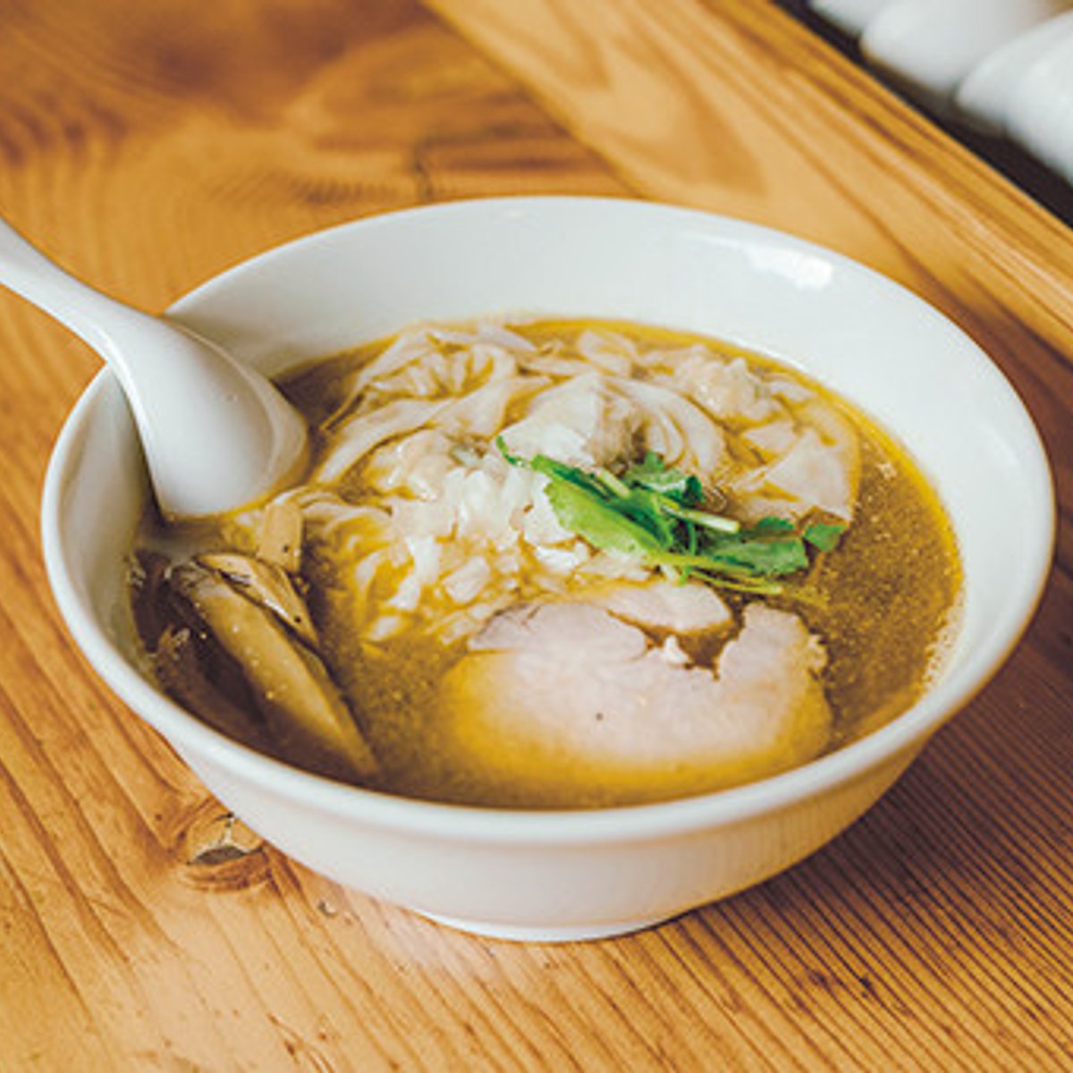 お酒と肴も充実した、尾道のラーメン屋さん。