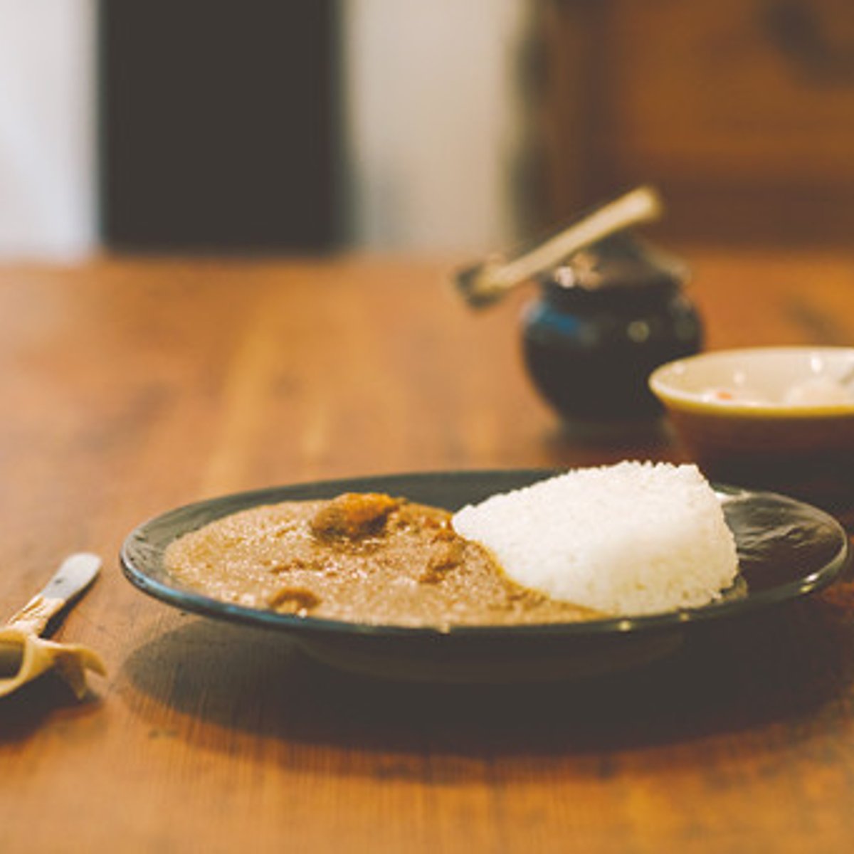 風情ある尾道の商店街に佇む、カレー専門店へ。