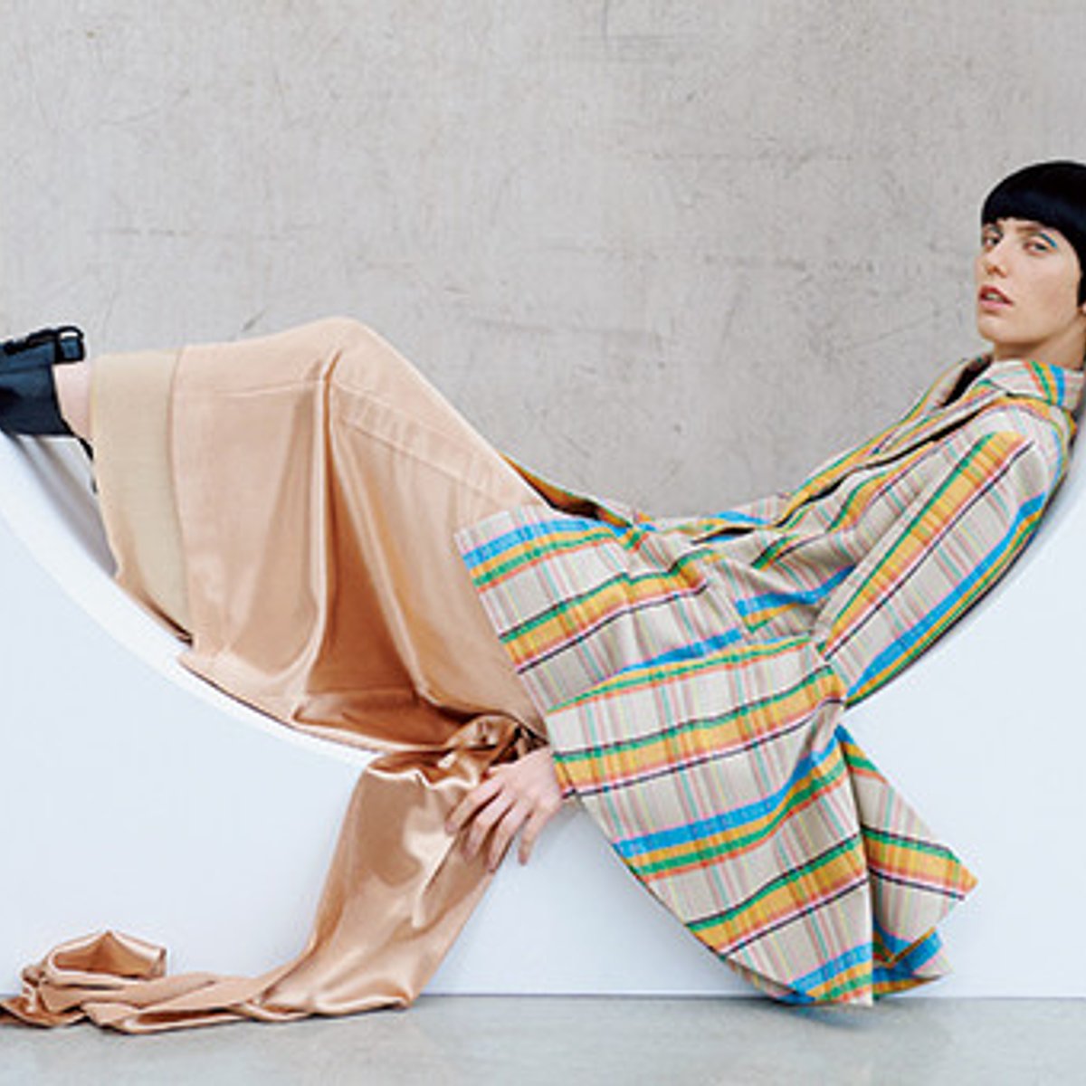 羽のようなデザインで魅了する、ロエベのトップハンドルバッグ。