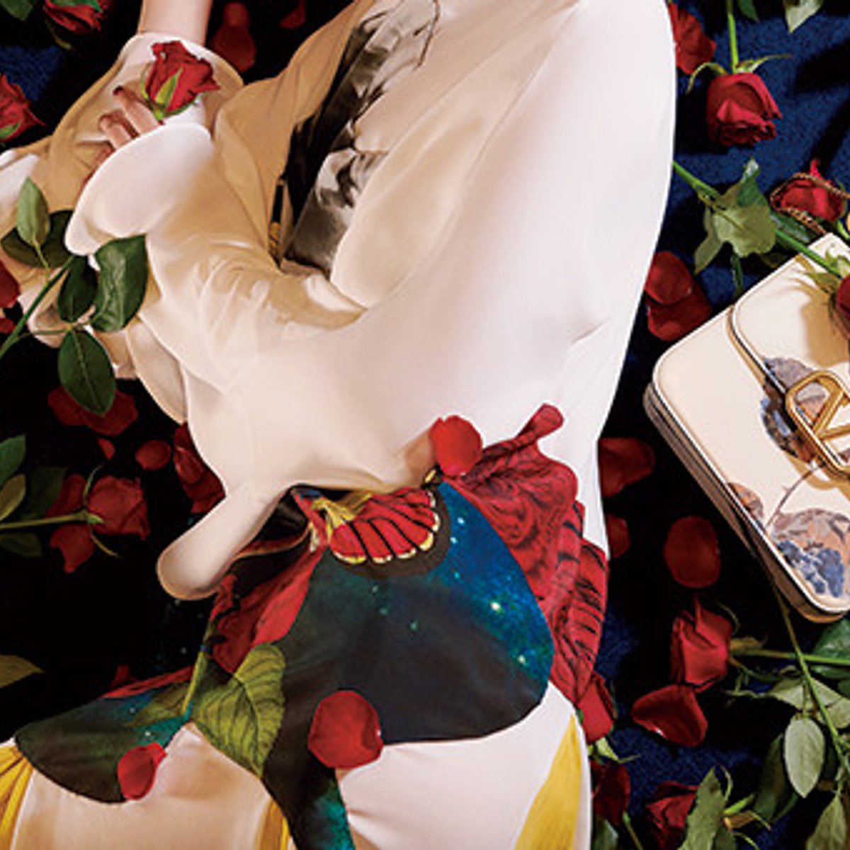 アンダーカバー×ヴァレンティノ、華やかな新作バッグ。