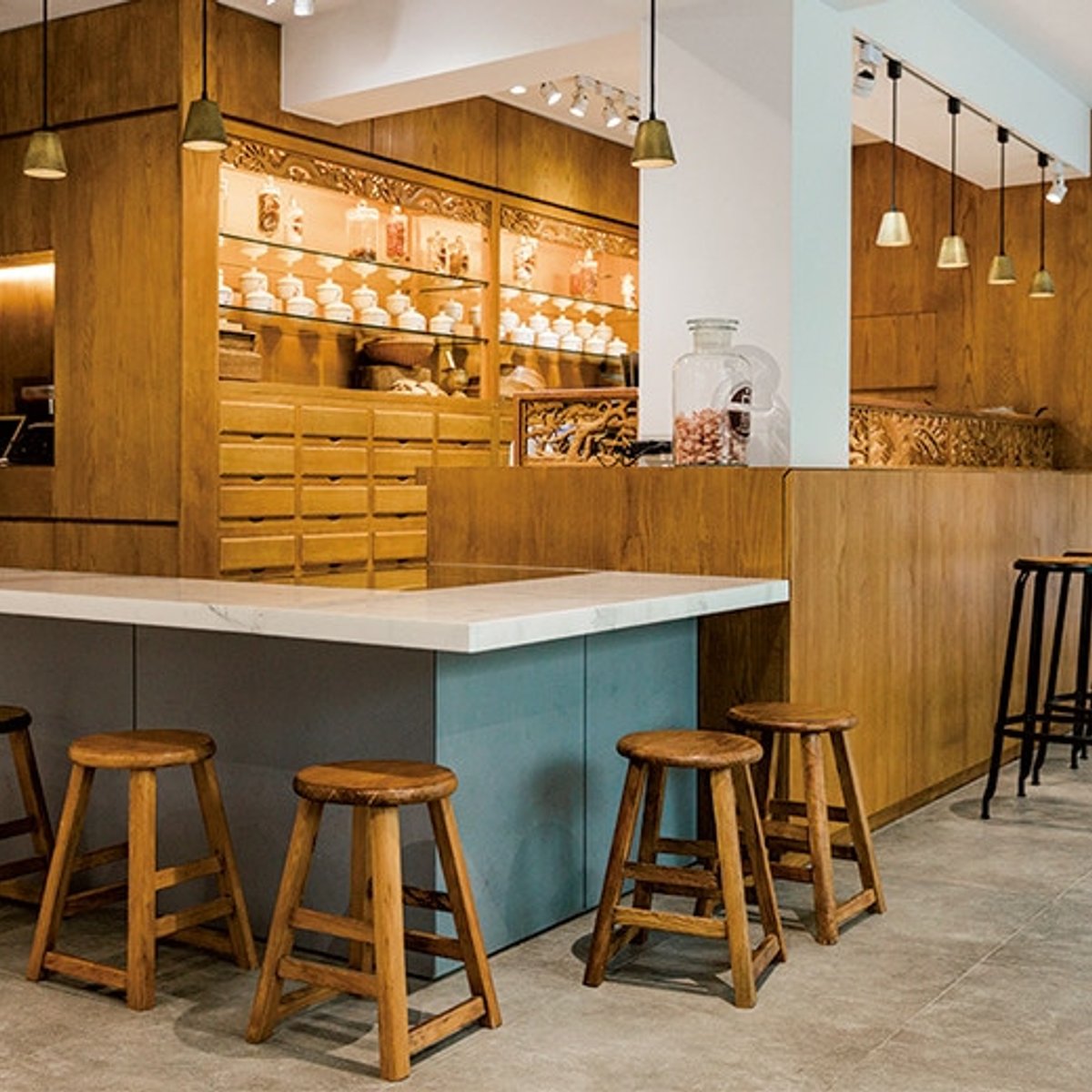 身体の不調や悩みを解消しに、台北の漢方薬局へ。