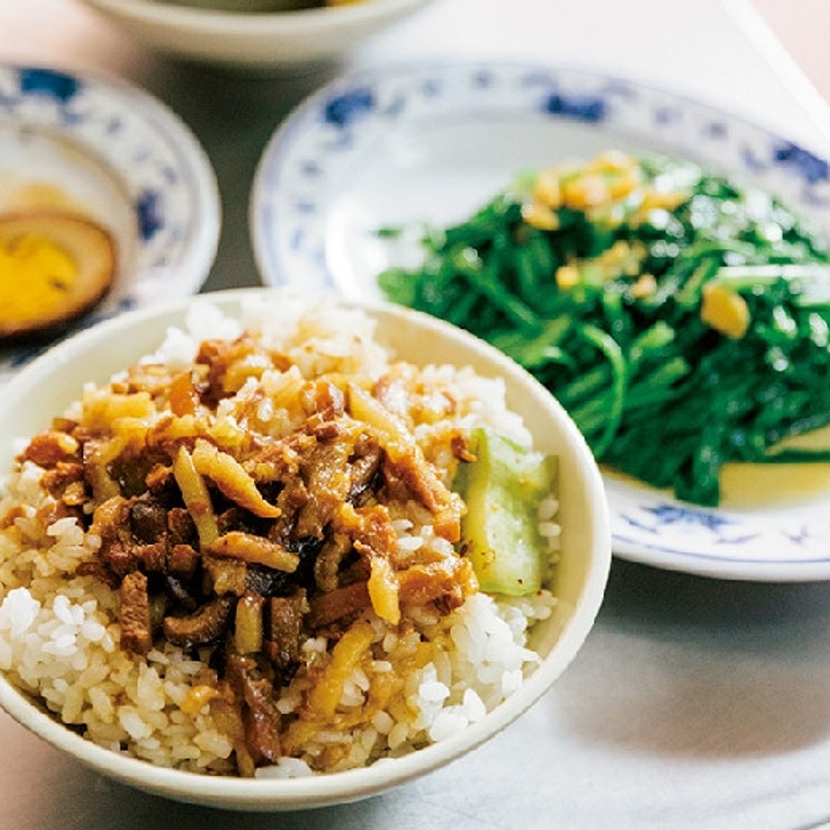 地元っ子が集う台北の食堂で、台湾フードを堪能。