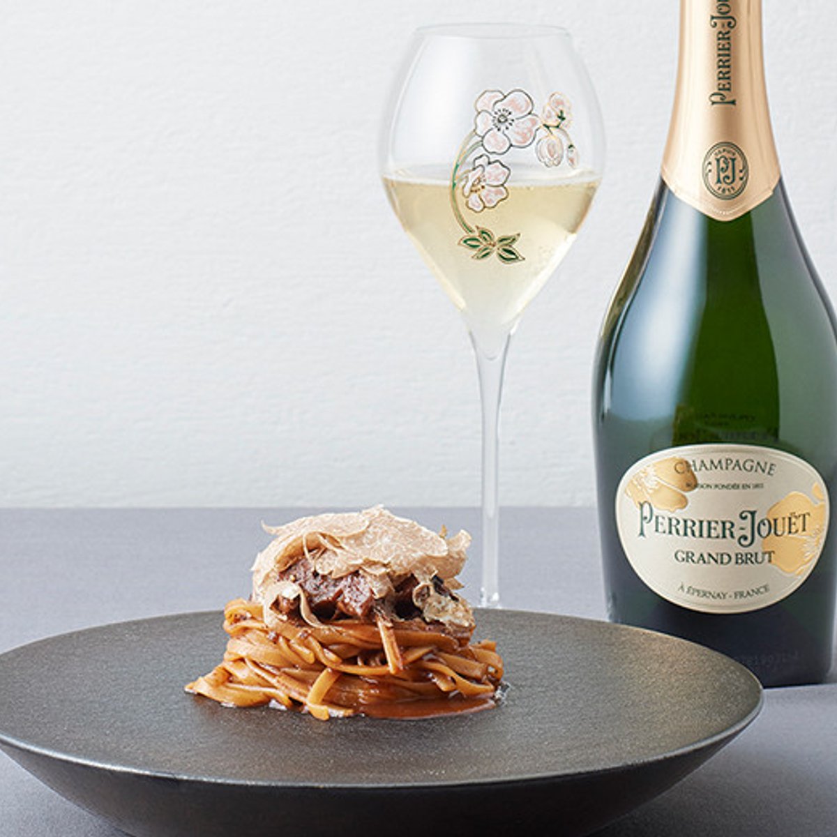 気品あふれるシャンパーニュで、華やかに過ごす年末年始。