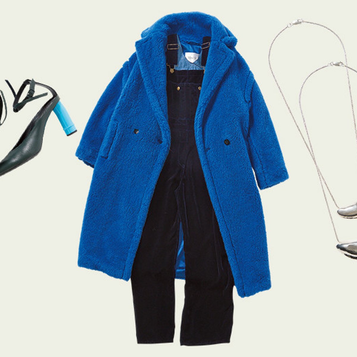 ひねりを利かせた、彼女らしいコートの纏い方。