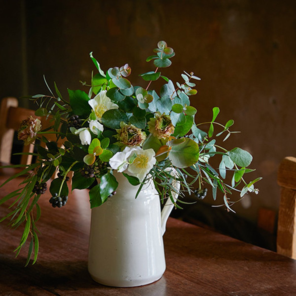 グリーンが主役のアレンジを、ダイニングテーブルに。