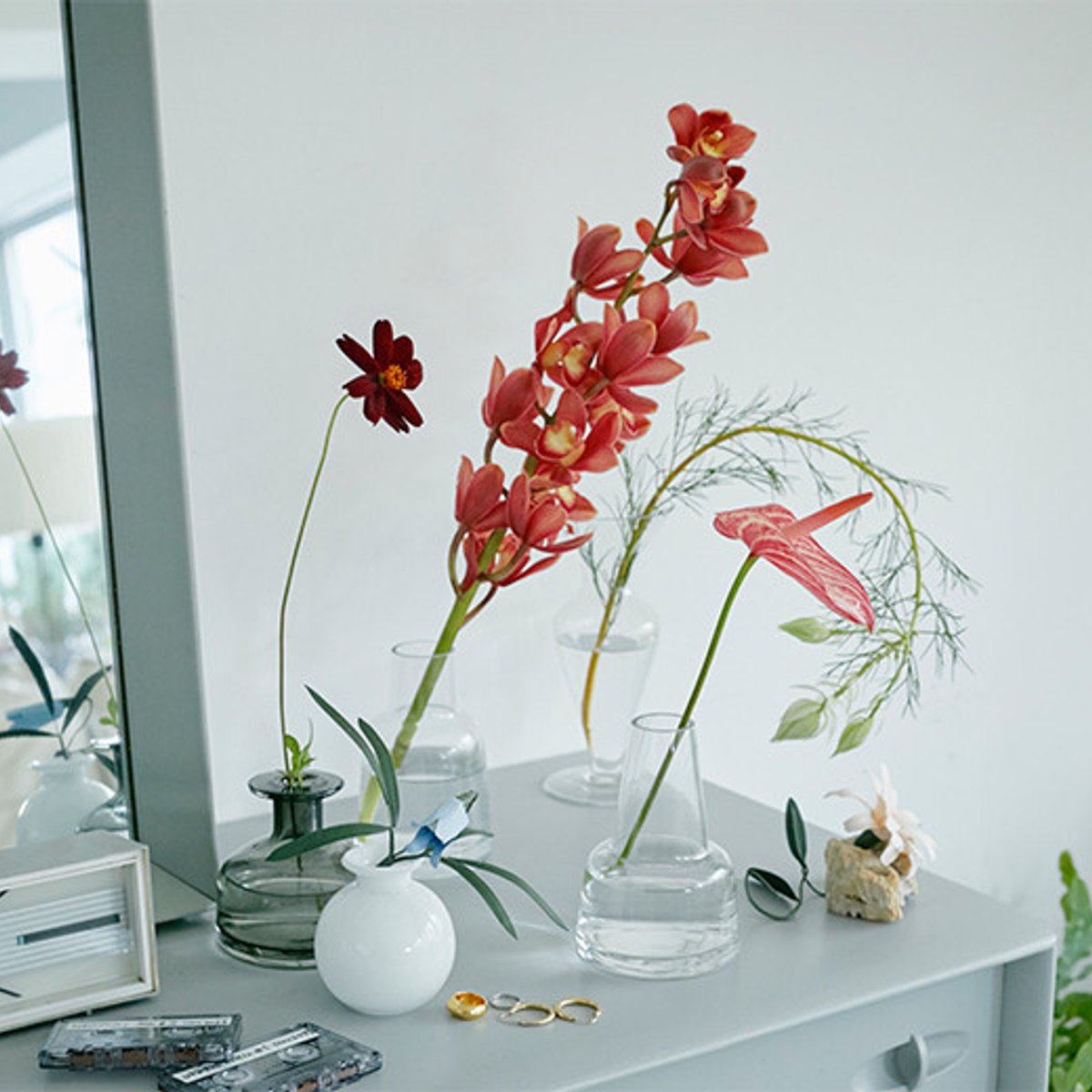 ベッド周りをセンシュアルにする、一輪挿しのアレンジ。