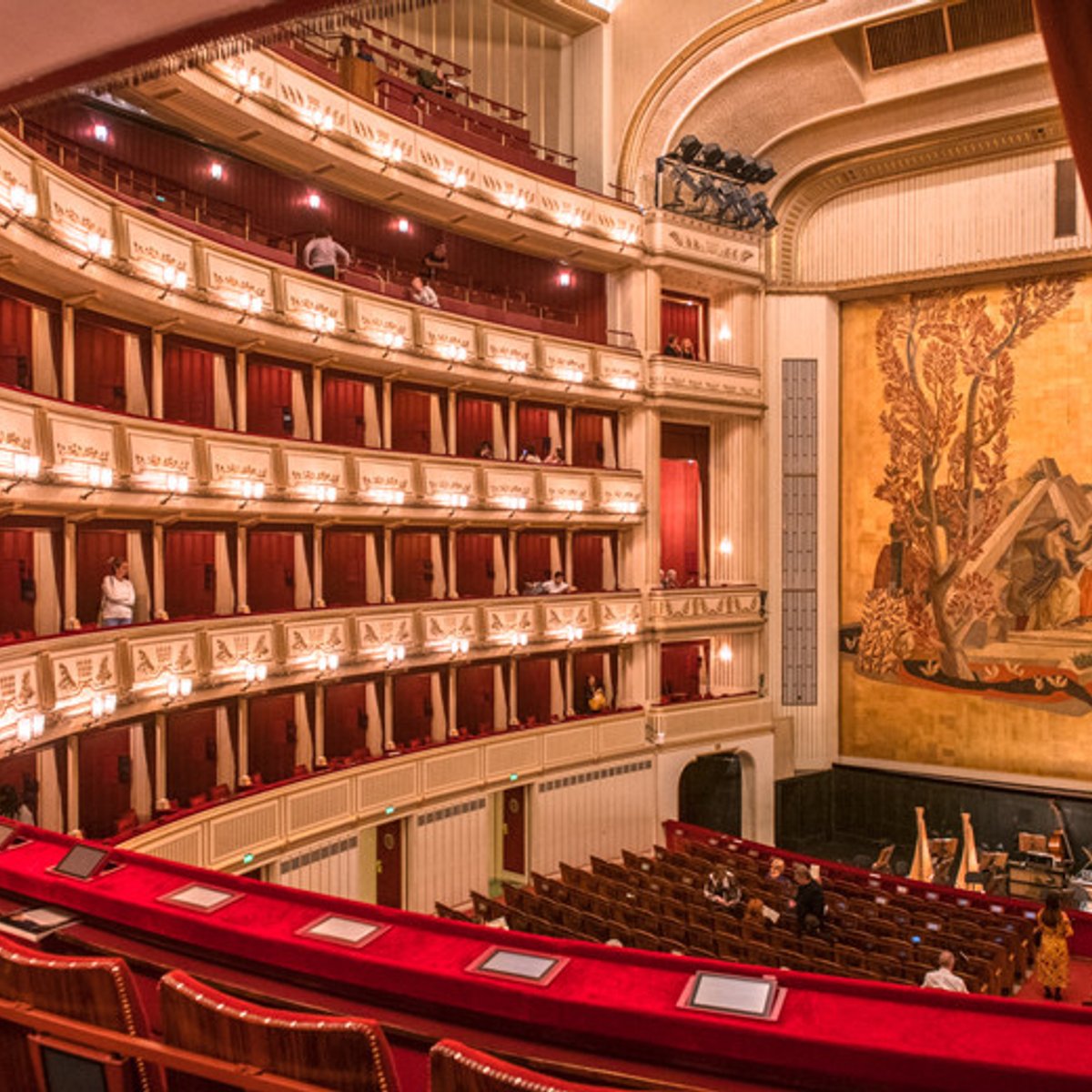 ホテル・ベートーヴェンからピアノサロン、夢のオペラ座へ。