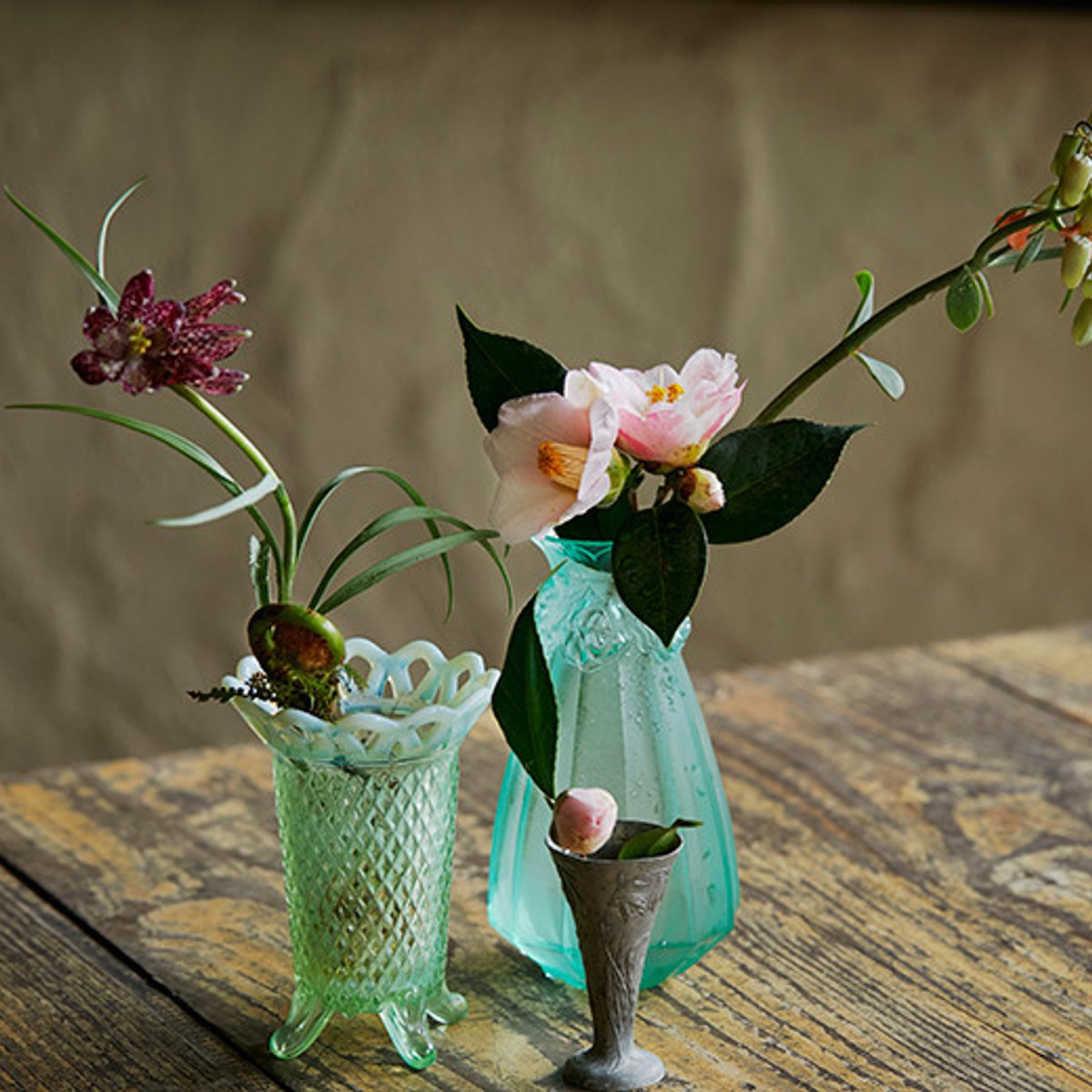 和の花を、小さな花器でモダンに活ける。