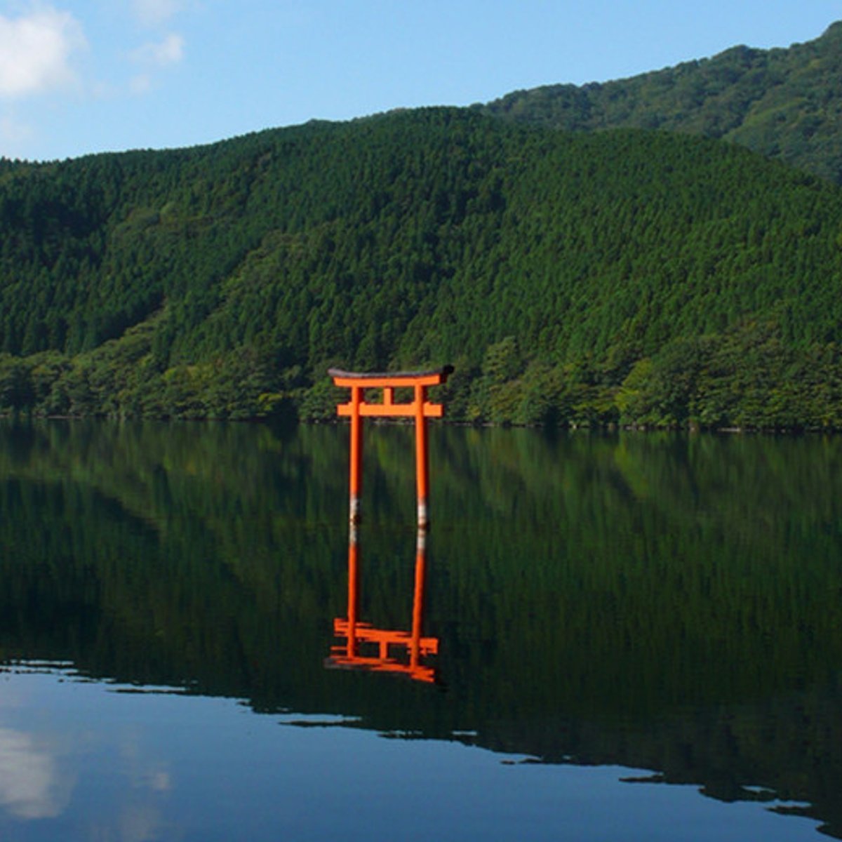 旅の人気スポット・箱根の九頭龍神社で、「金」の運気を活性化！