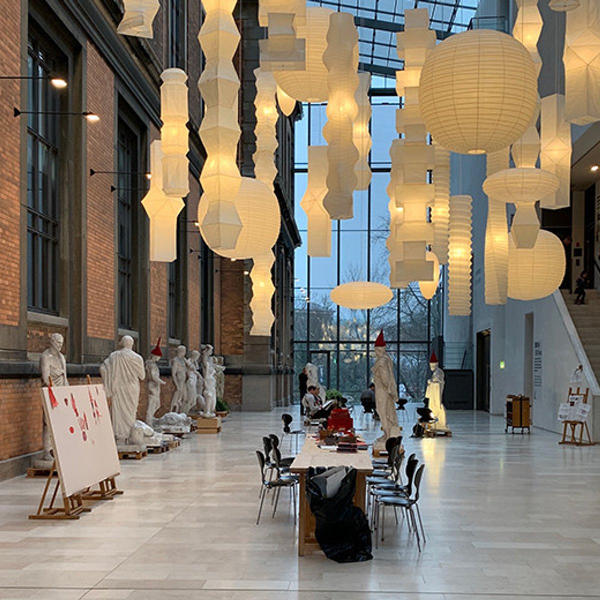 デンマークの屋内蚤の市と国立美術館。