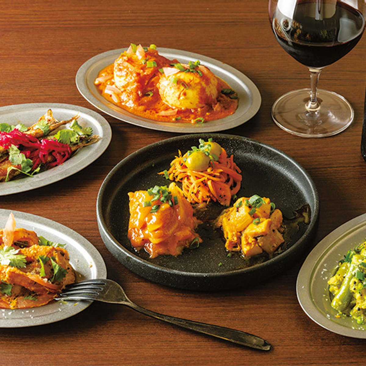 老舗インド料理店が手がけるタパスと、自然派ワイン。