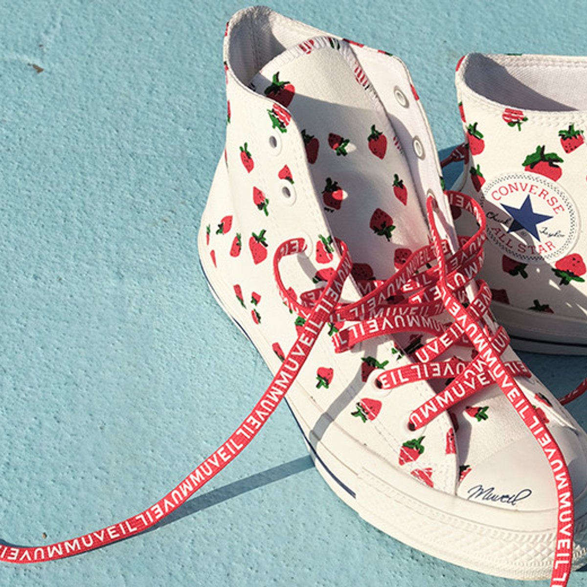 可愛すぎ！ コンバース×ミュベールのイチゴ柄シューズ。