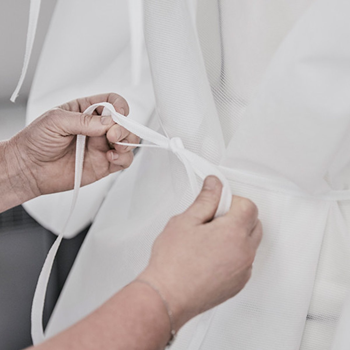 ルイ・ヴィトンが医療機関向けガウンを製作。