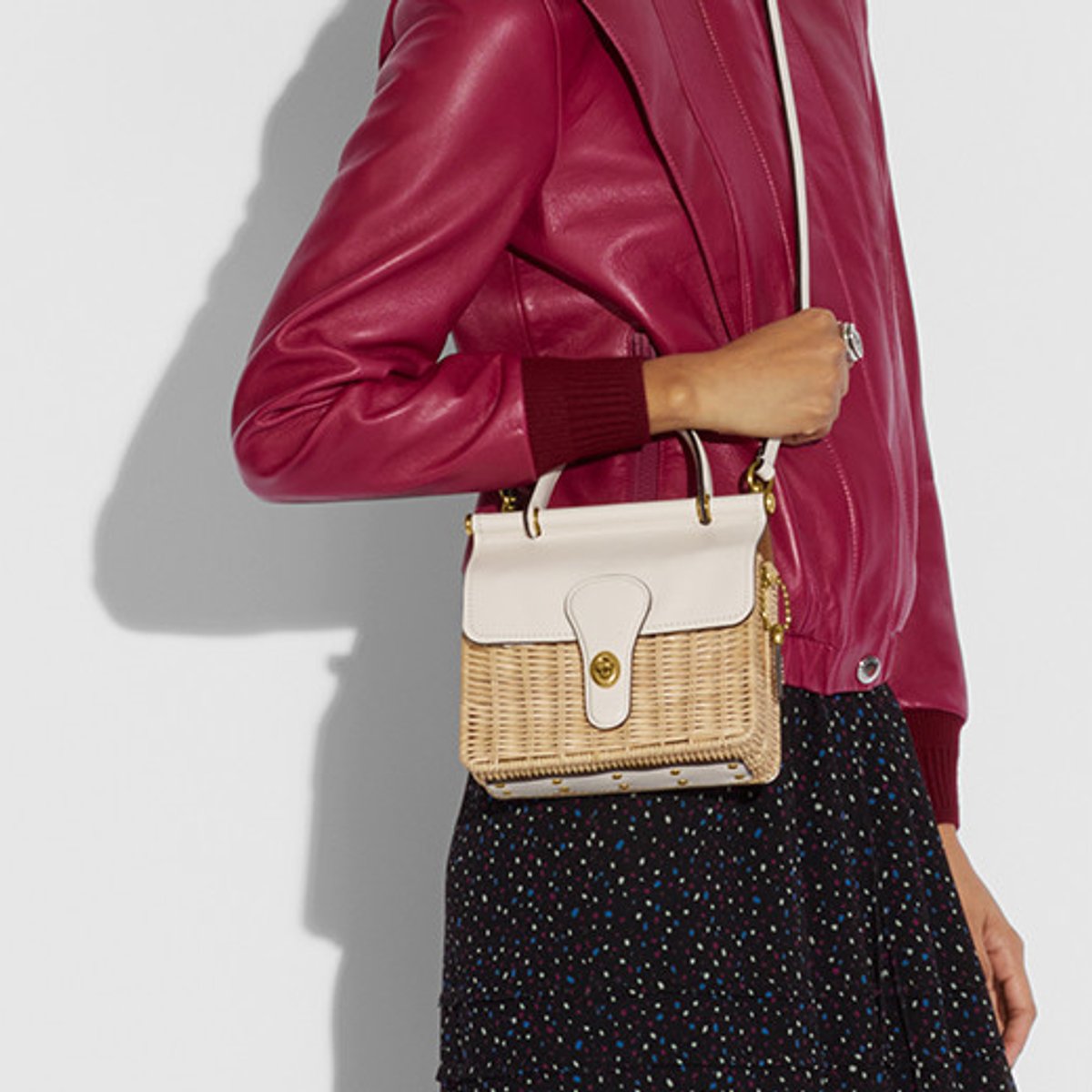 コーチの人気作が、カゴバッグで新登場！