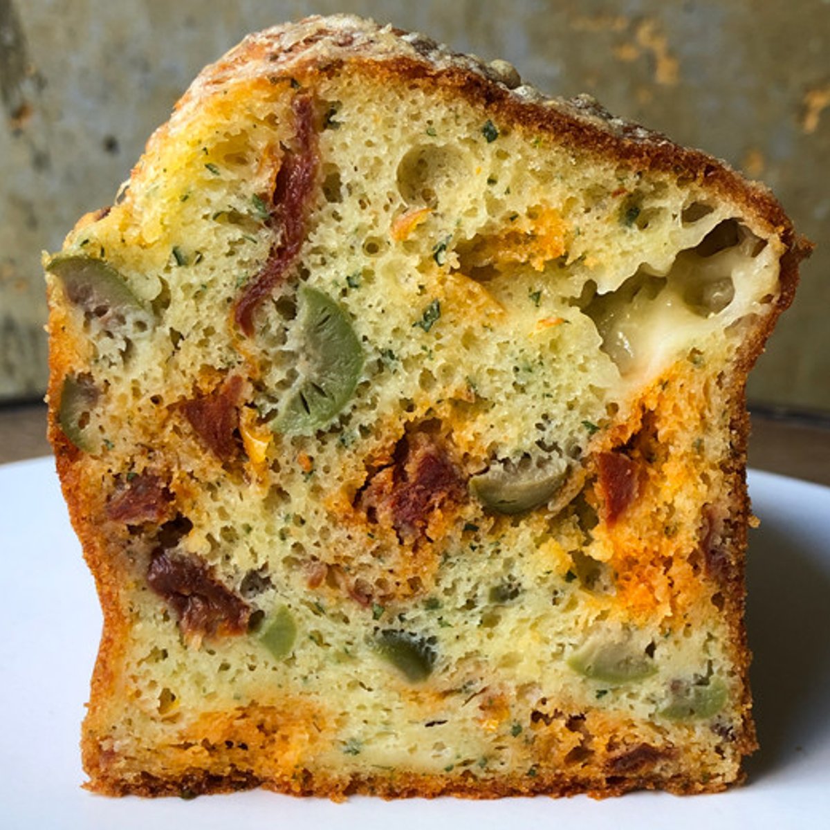 軽食にも、お酒のつまみにもなる「ケークサレ」