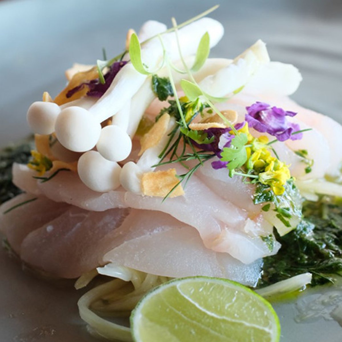 【世界のホテルレシピ】刺し身をたっぷりの香味野菜と。