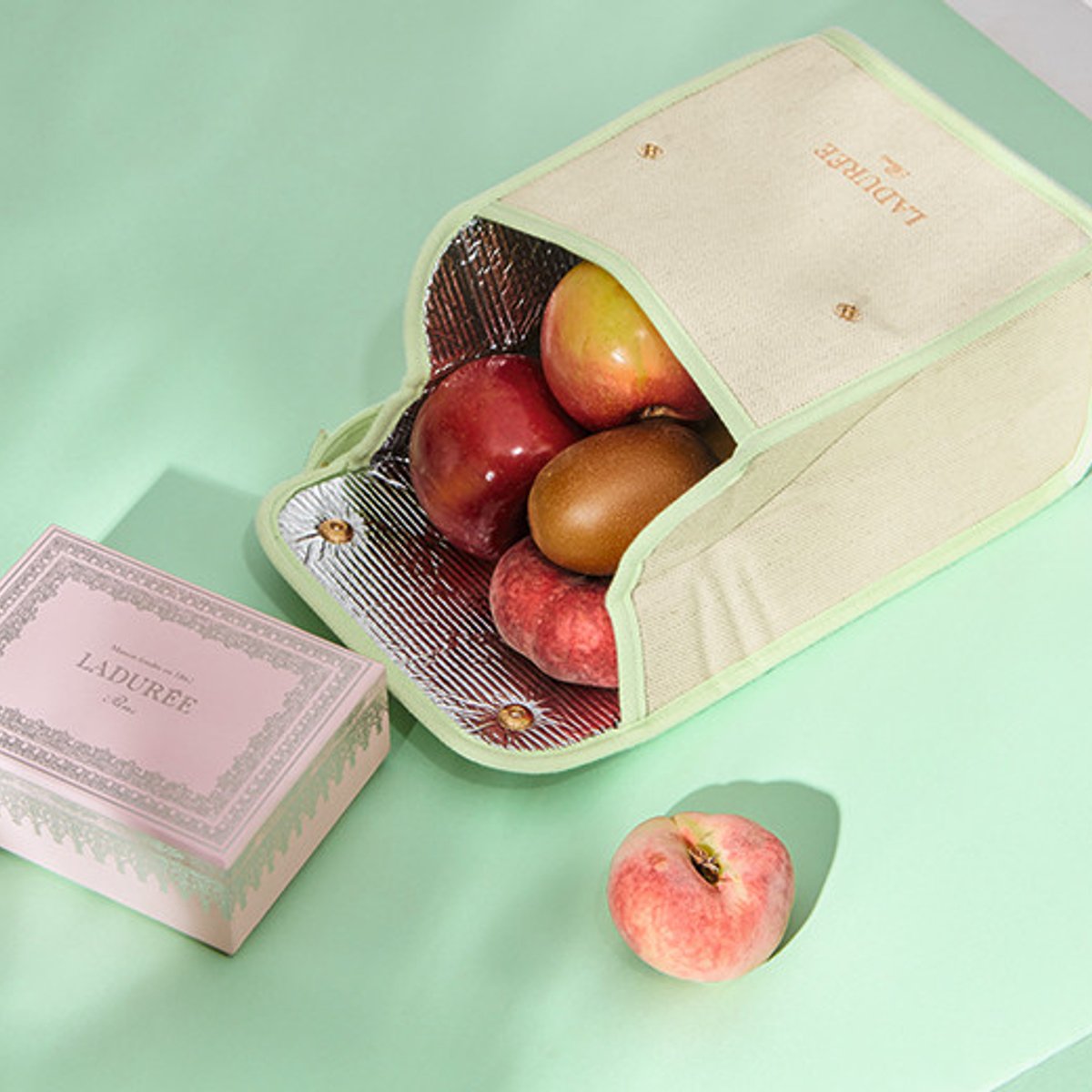 ラデュレ×リュニフォーム、誰よりもシックにピクニック！