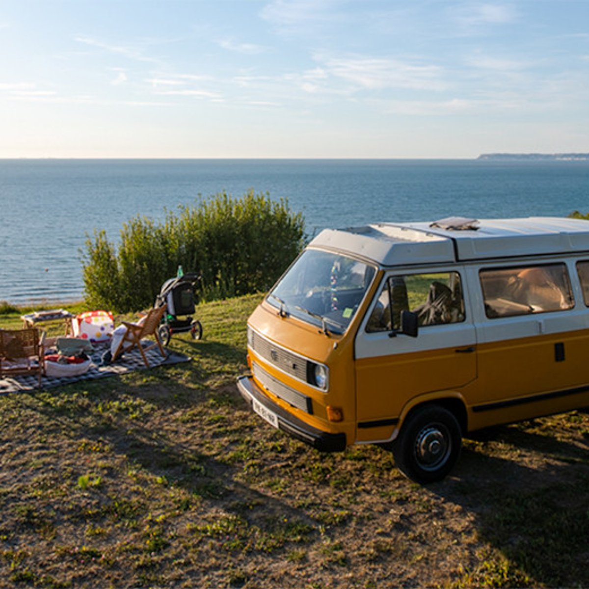 エメラルド色の海辺で、初めてのキャンプ。