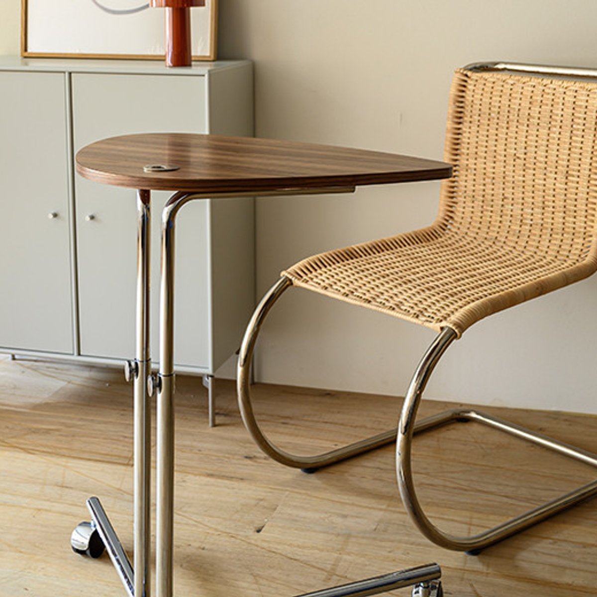 キャスター付きサイドテーブルで、テレワークも万全！