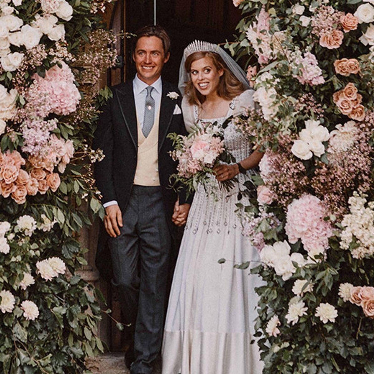 ベアトリス王女、エリザベス女王のドレスで結婚式。