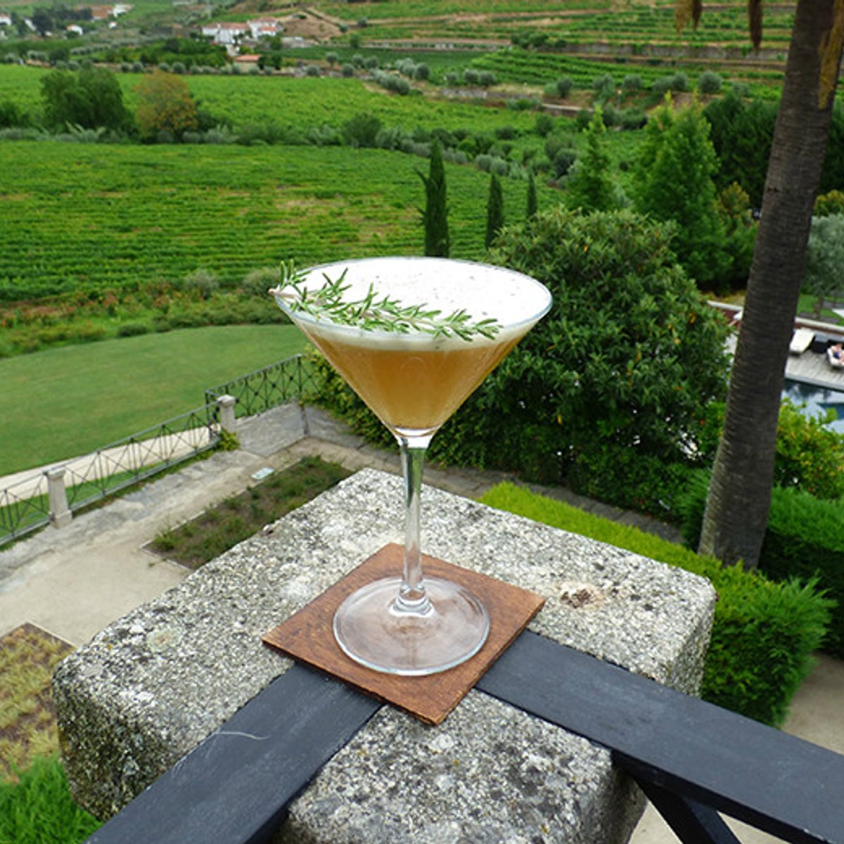 ハーブと柑橘が香る、ポルトガルのカクテルレシピ。