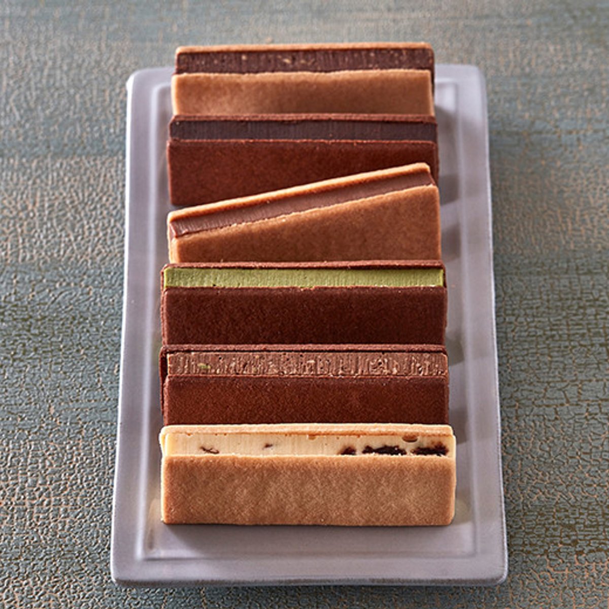 次のスタンダードは、ビーントゥバー系チョコサンド？